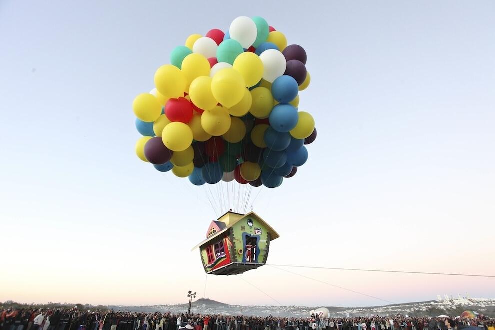 Pria Nekat Ini Menaiki Balon Warna-Warni Karena Terinspirasi Film Balon ‘Up’