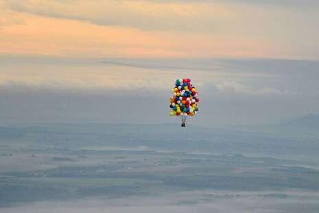 Pria Nekat Ini Menaiki Balon Warna-Warni Karena Terinspirasi Film Balon ‘Up’