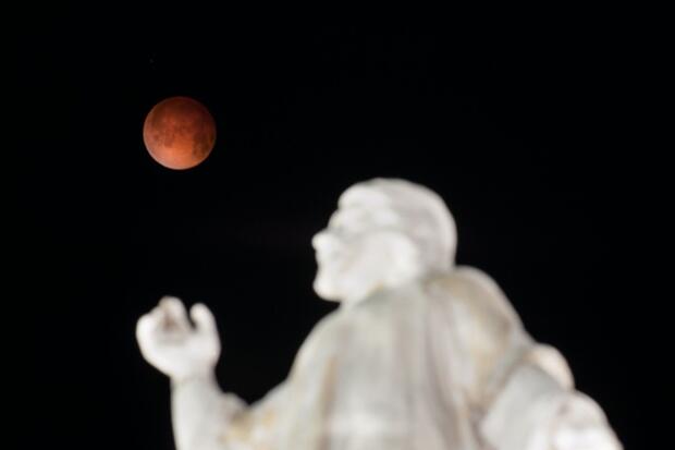 Foto-Foto Gerhana Bulan Darah dari Berbagai Negara