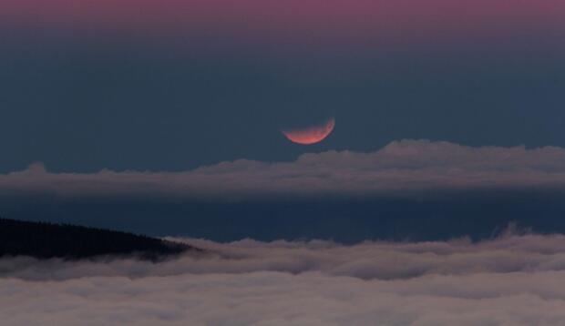 Foto-Foto Gerhana Bulan Darah dari Berbagai Negara