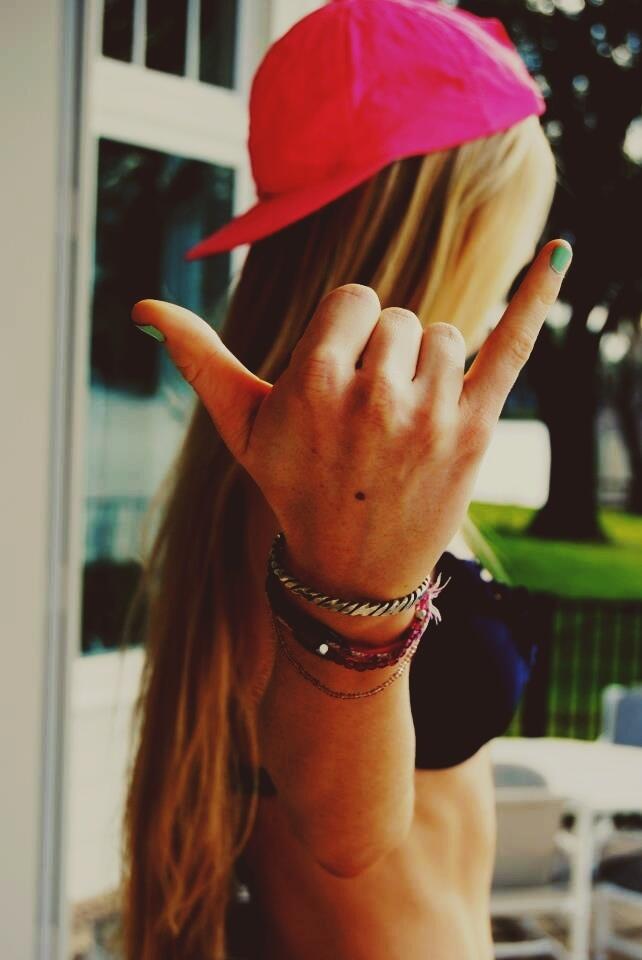 Mengenal sejarah Shaka Sign &#91;Hang Loose&#93;