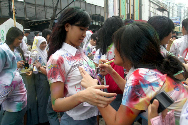 Beda Cara Merayakan Lulus SMA di Indonesia dan Rusia