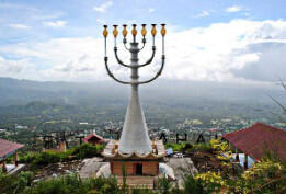 Di Manado Terdapat Tugu Menorah Zionist Yahudi Terbesar di Dunia