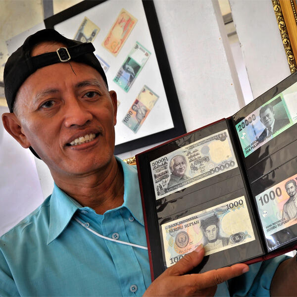 Mengenal lebih dekat Pak Mujirun salah satu maestro engraver uang indonesia