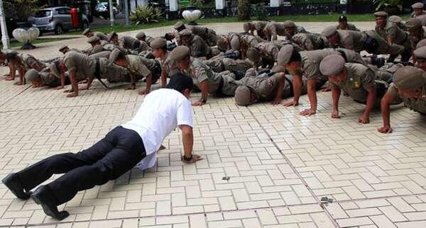 Walikota Bogor Ajak Push-up 50 Kali Anggota Satpol PP