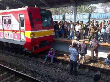 Sebagian Penumpang Demo, KRL Arah Jakarta Tertahan di Stasiun Bekasi