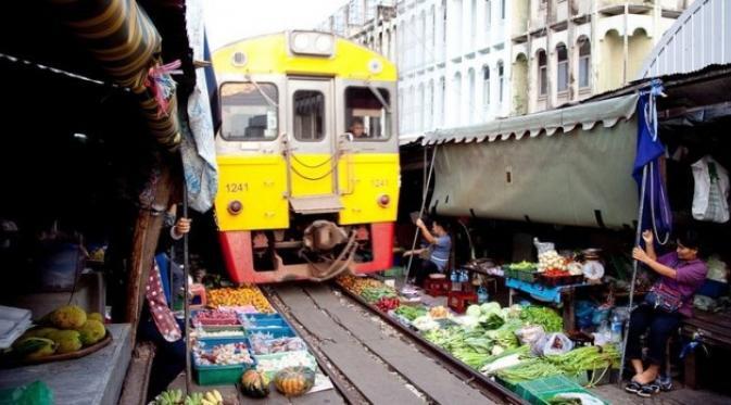 Pasar Maeklong, Sensasi Belanja Sembari Dikejar Kereta