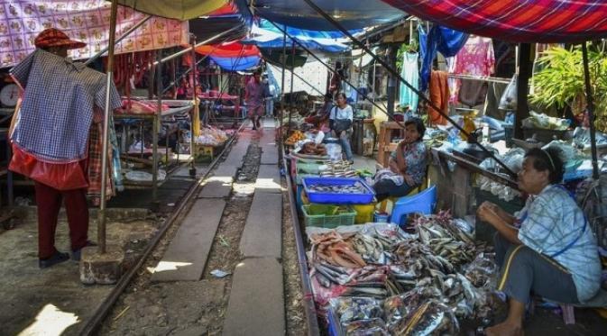 Pasar Maeklong, Sensasi Belanja Sembari Dikejar Kereta