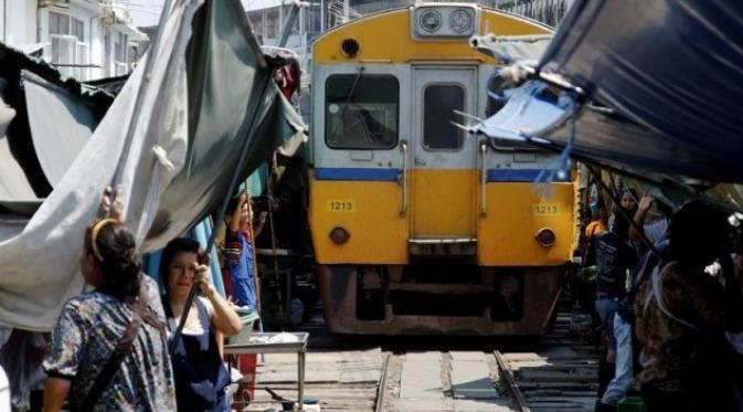 Pasar Maeklong, Sensasi Belanja Sembari Dikejar Kereta