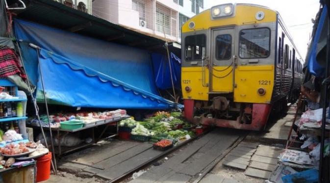 Pasar Maeklong, Sensasi Belanja Sembari Dikejar Kereta