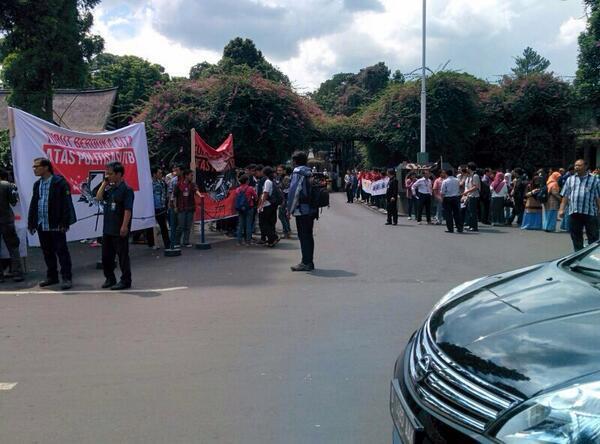 Jokowi Disambut Demo Mahasiswa di Kampus ITB (with PIC)