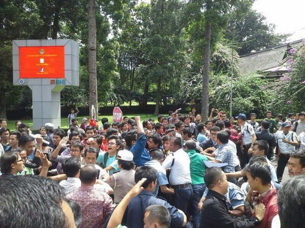 Jokowi Disambut Demo Mahasiswa di Kampus ITB (with PIC)