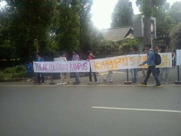 Jokowi Disambut Demo Mahasiswa di Kampus ITB (with PIC)