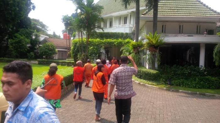 Empat Bulan Belum Digaji, Petugas Kebersihan Temui Jokowi