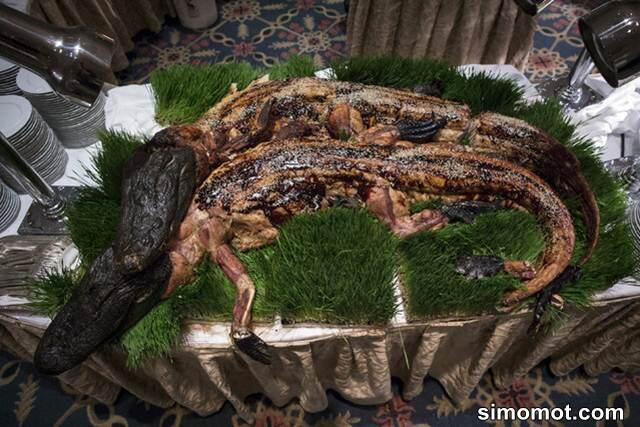 hidangan makan malam para petualang dunia saat berkumpul, kaya enak nih gan 
