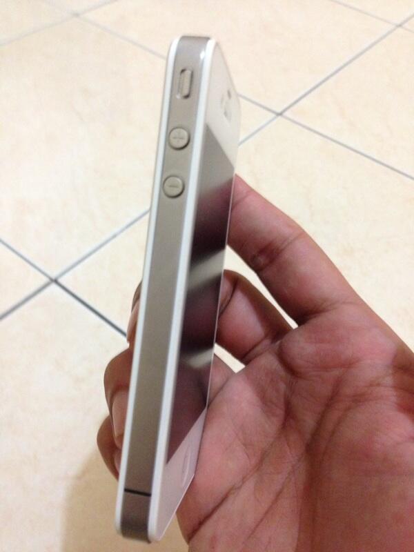 Jual iphone 4g white mulus pemakaian baru 2 bulan