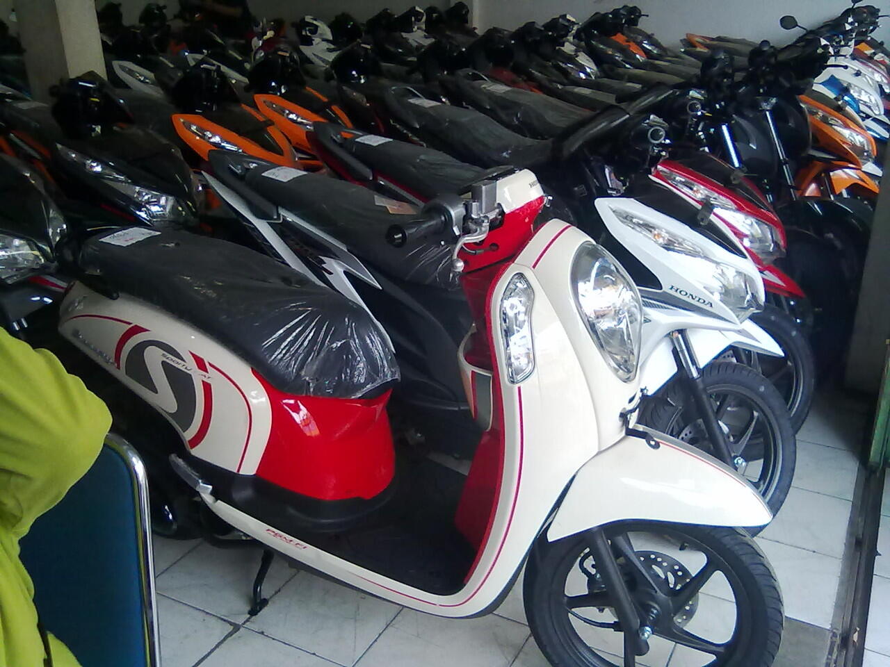 HONDA SCOOPY ( DEPOK PROMO KREDIT NGAK PAKEK INDEN LAMA )