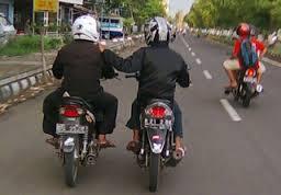 (Share) Jenis Pengendara Motor Yang Memperlambat / Membahayakan Saat Di Jalan