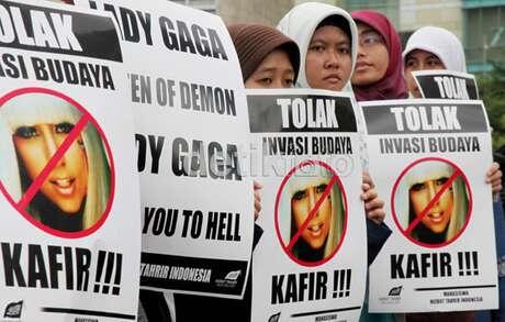 &#91;Dimainkan Oleh Belasan Santri&#93; Lagu LadyGaga Iringi Blusukan Prabowo &amp; SDA keRembang