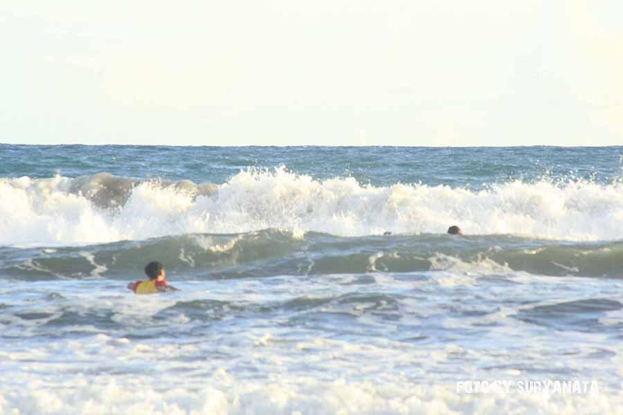 Foto pemuda terseret ombak Pangandaran &amp; Kesalahan umum berenang di pantai