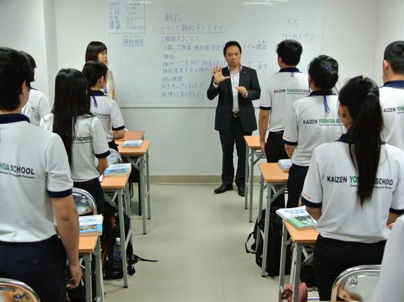 Mengapa bisa gampang beradaptasi di sekolah Jepang, sedangkan di Indonesia tidak ?