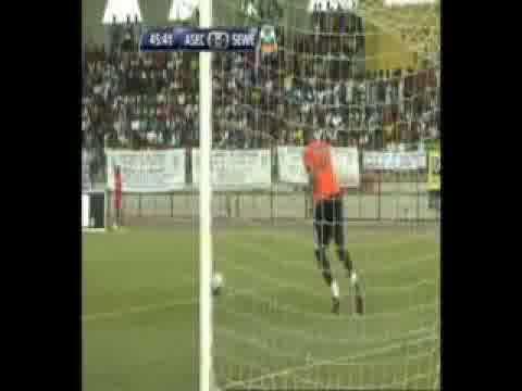 Usai melakukan penylamatan pnting,Kiper meninggal diinjak striker lawan