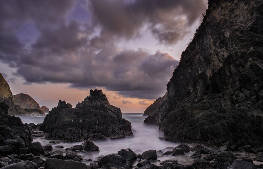 Wow! Suasana Planet Krypton di Pantai Tangsi, Lombok
