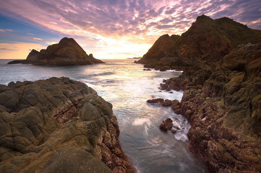 Wow! Suasana Planet Krypton di Pantai Tangsi, Lombok