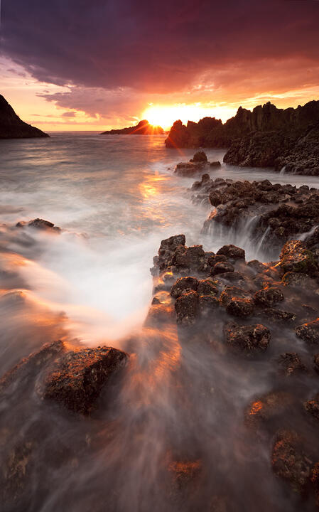Wow! Suasana Planet Krypton di Pantai Tangsi, Lombok