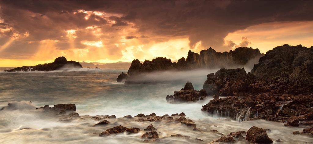 Wow! Suasana Planet Krypton di Pantai Tangsi, Lombok
