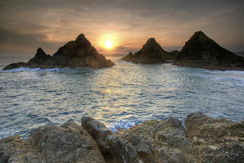 Wow! Suasana Planet Krypton di Pantai Tangsi, Lombok