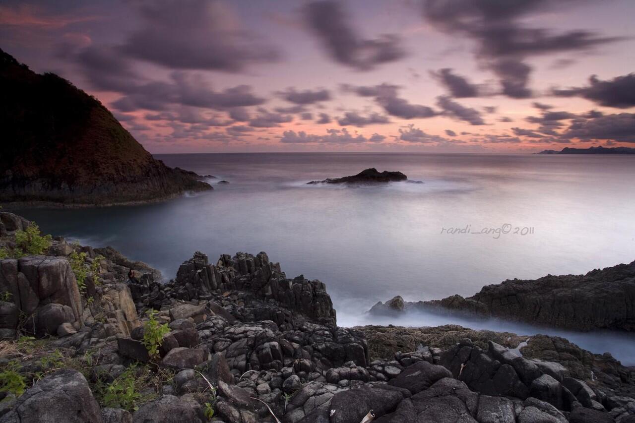 Wow! Suasana Planet Krypton di Pantai Tangsi, Lombok