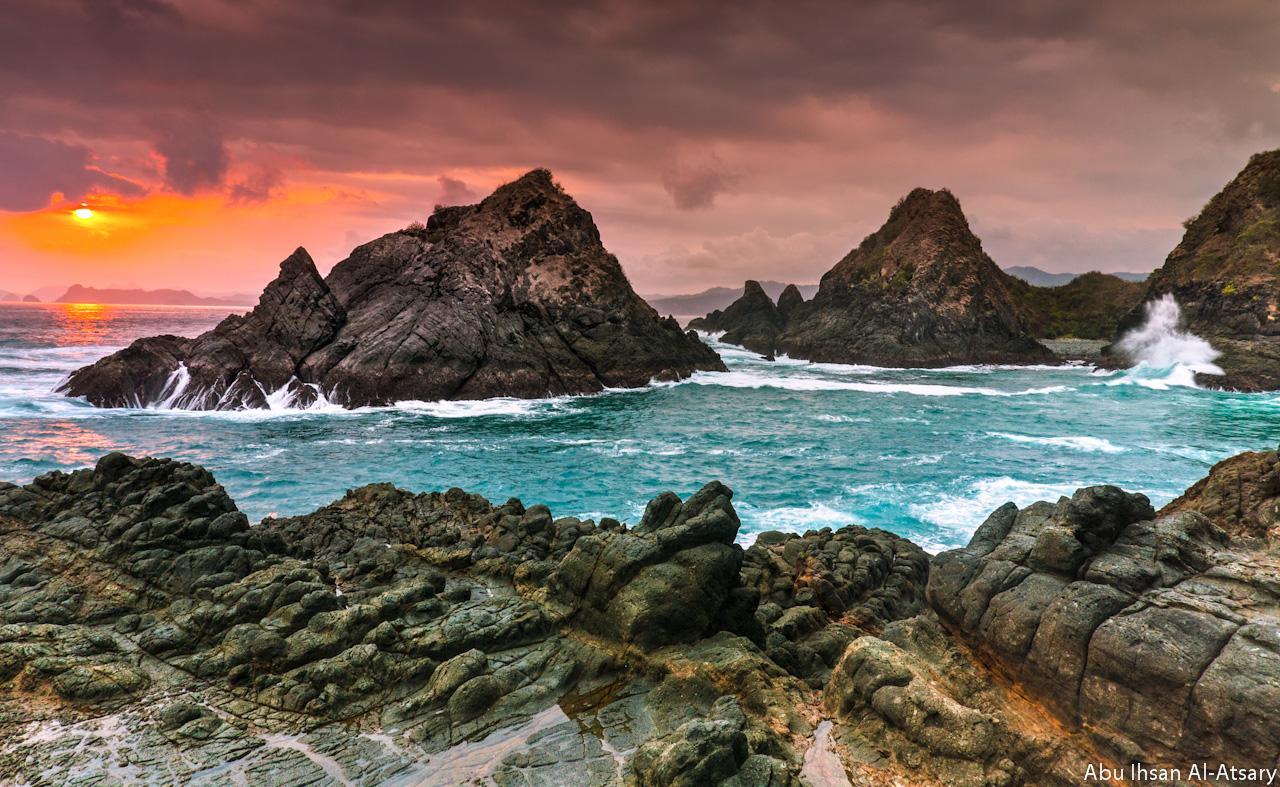 Wow! Suasana Planet Krypton di Pantai Tangsi, Lombok