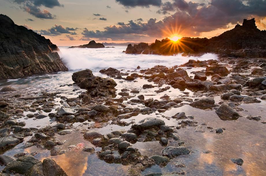 Wow! Suasana Planet Krypton di Pantai Tangsi, Lombok