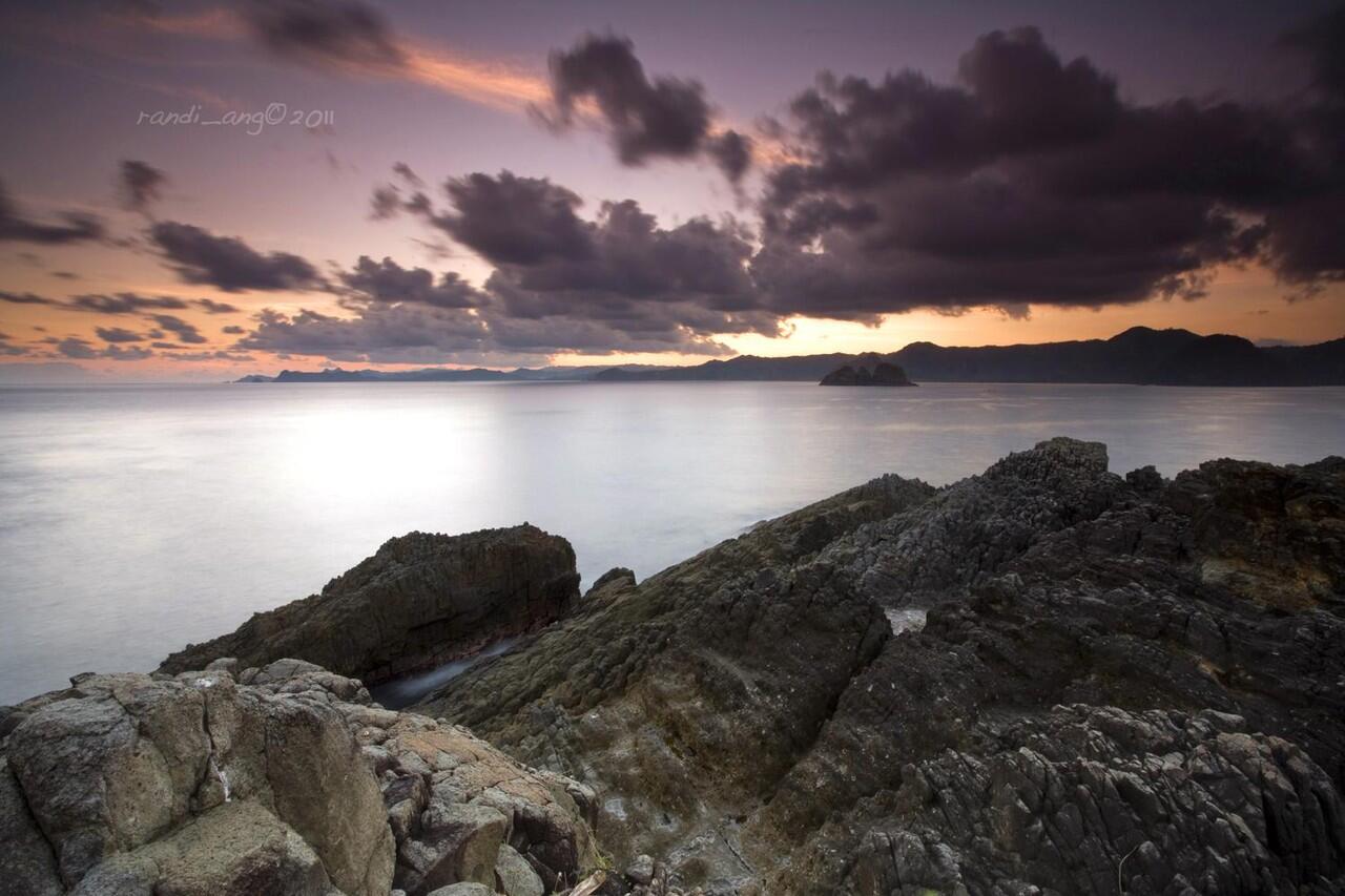 Wow! Suasana Planet Krypton di Pantai Tangsi, Lombok