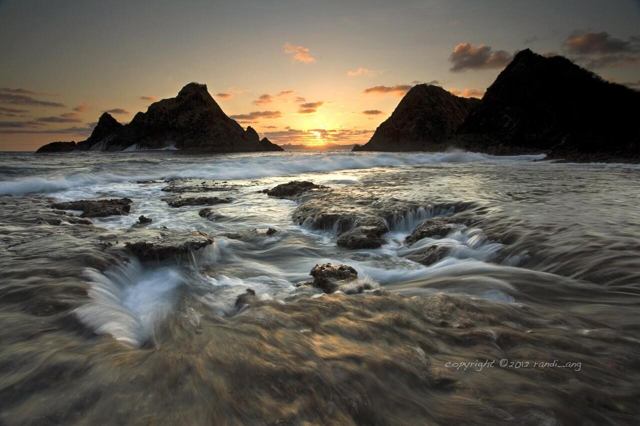 Wow! Suasana Planet Krypton di Pantai Tangsi, Lombok