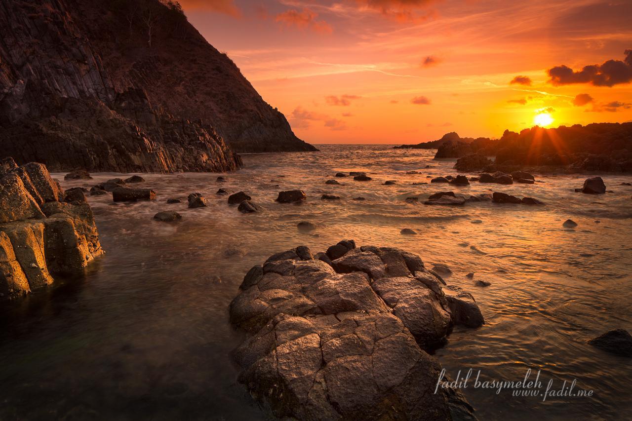 Wow! Suasana Planet Krypton di Pantai Tangsi, Lombok