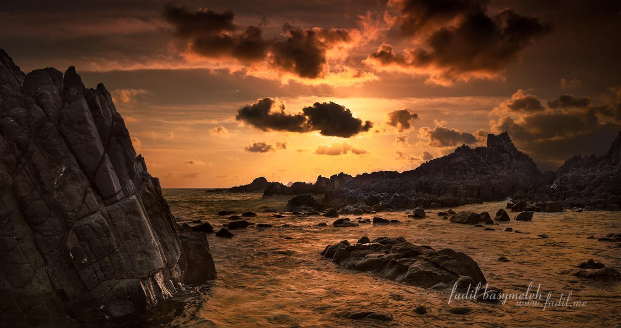 Wow! Suasana Planet Krypton di Pantai Tangsi, Lombok