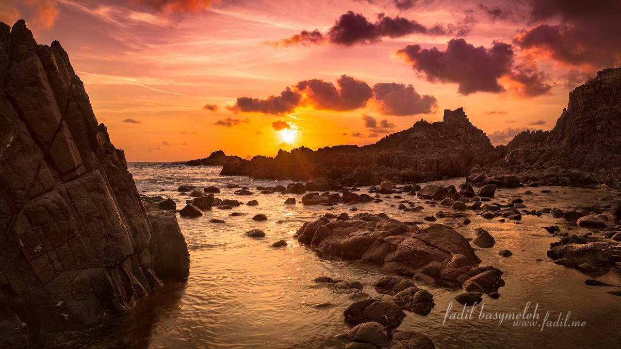 Wow! Suasana Planet Krypton di Pantai Tangsi, Lombok