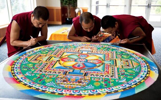 Biksu Tibet Melukis Sebuah Mandala Dengan Jutaan Butir Pasir Warna-warni