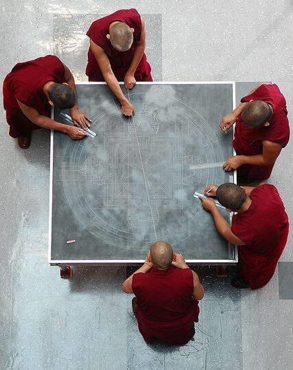 Biksu Tibet Melukis Sebuah Mandala Dengan Jutaan Butir Pasir Warna-warni