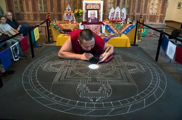 Biksu Tibet Melukis Sebuah Mandala Dengan Jutaan Butir Pasir Warna-warni