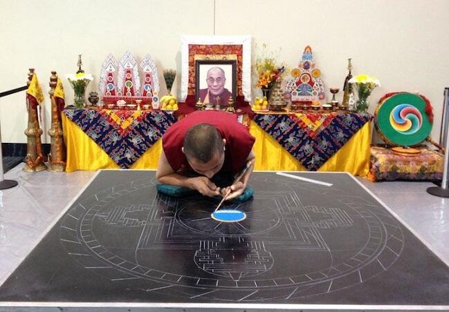 Biksu Tibet Melukis Sebuah Mandala Dengan Jutaan Butir Pasir Warna-warni