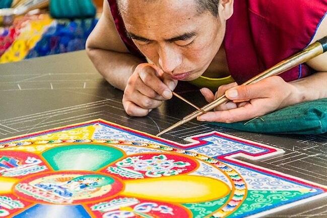 Biksu Tibet Melukis Sebuah Mandala Dengan Jutaan Butir Pasir Warna-warni