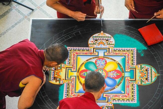 Biksu Tibet Melukis Sebuah Mandala Dengan Jutaan Butir Pasir Warna-warni