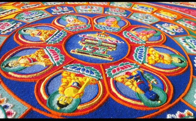 Biksu Tibet Melukis Sebuah Mandala Dengan Pasir - PelangiQQ Lounge