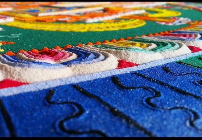 Biksu Tibet Melukis Sebuah Mandala Dengan Jutaan Butir Pasir Warna-warni