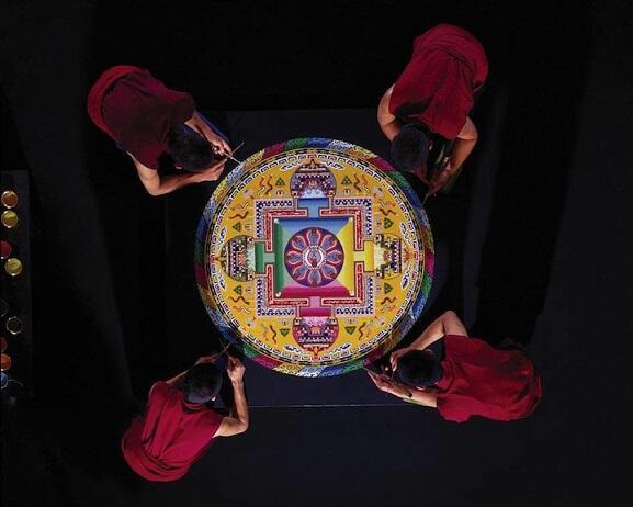 Biksu Tibet Melukis Sebuah Mandala Dengan Jutaan Butir Pasir Warna-warni