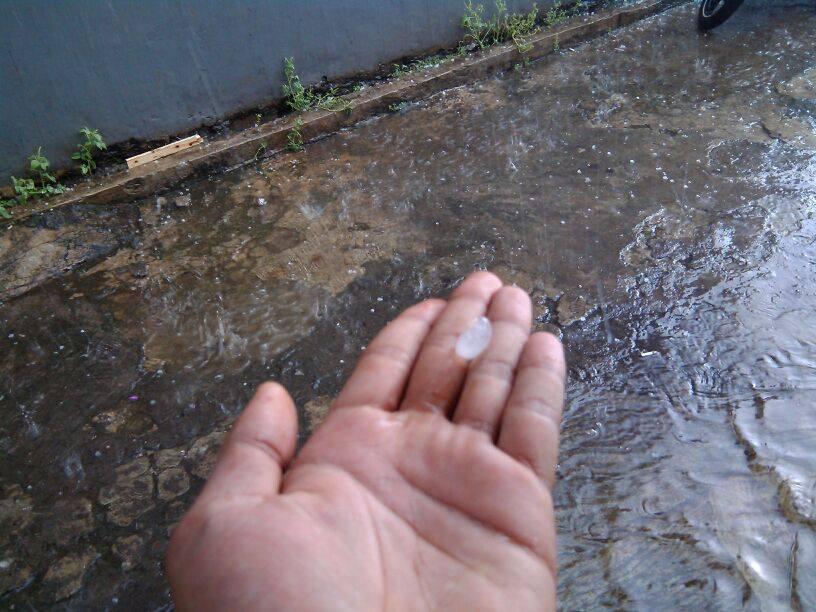Jakarta hujan es 