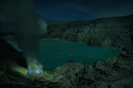 Ada Sungai Biru Misterius di Kawah Gunung Ijen